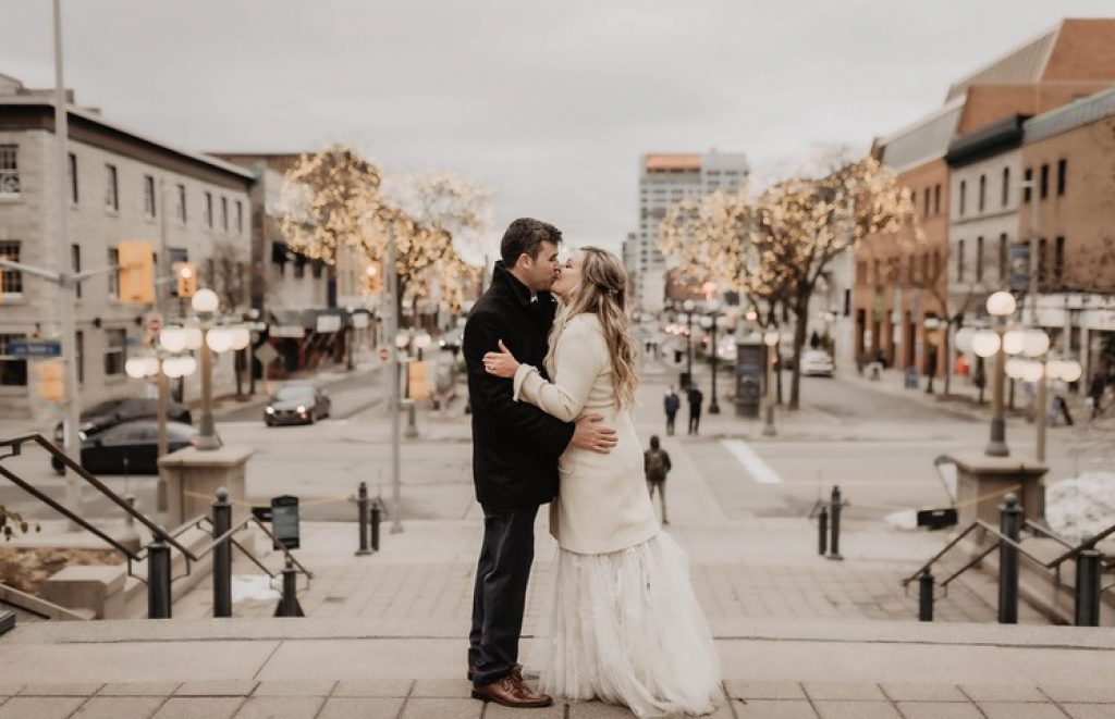 couple kissing outside
